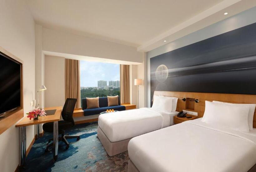 Номер Executive, Novotel Hyderabad Convention Centre