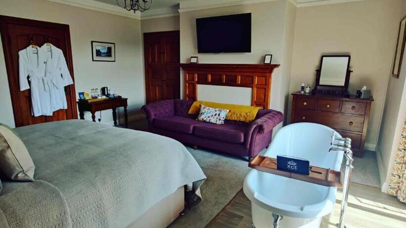 Quarto Deluxe, Luxury Bed And Breakfast At Bossington Hall In Exmoor, Somerset