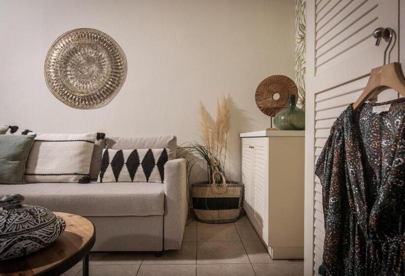 سوئیت اجرایی با چشم‌انداز باغ, Creta Blue Boutique