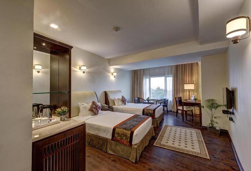 Номер Deluxe, The Fern Residency Galaxy Mall