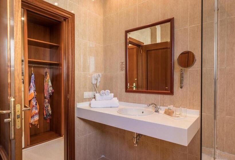 اتاق استاندارد با تراس و چشم‌انداز دریا, Ciutat Jardi
