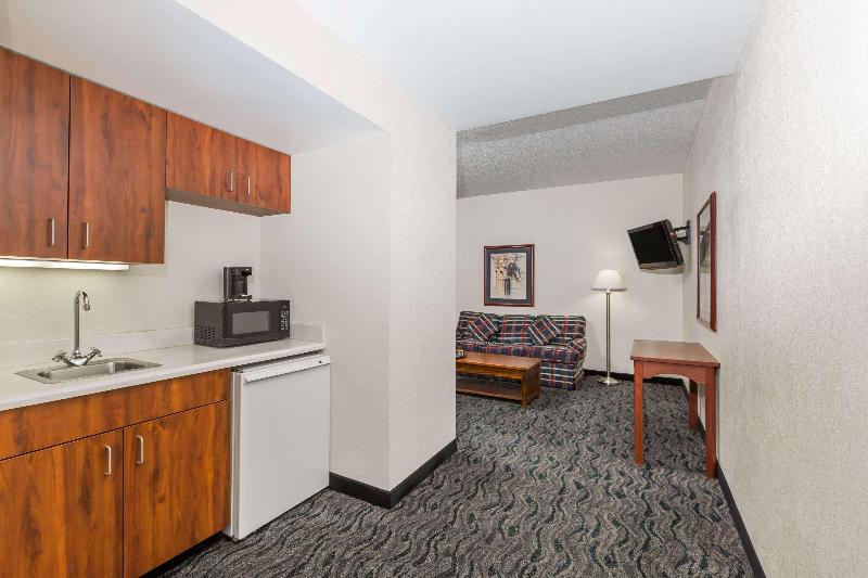 اتاق استاندارد با تخت بزرگ, Baymont By Wyndham Des Moines Airport
