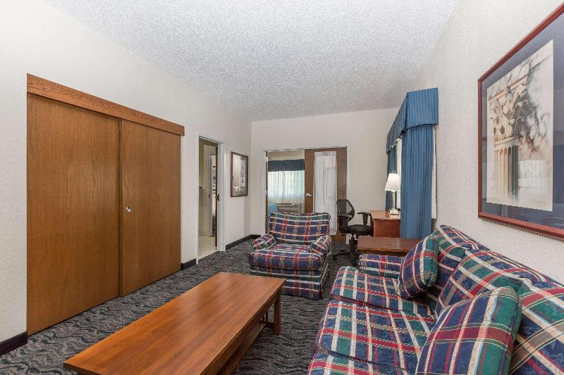 اتاق استاندارد با تخت بزرگ, Baymont By Wyndham Des Moines Airport