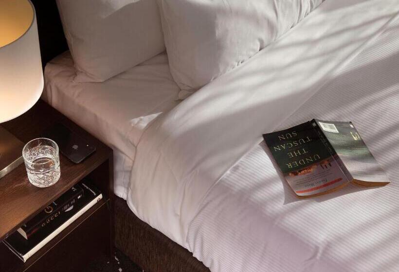 اتاق سوپریور با تخت بزرگ, Rydges Wellington
