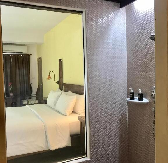 اتاق لوکس با تخت بزرگ, Ao Nang Colors Hotel   Aonang Beach