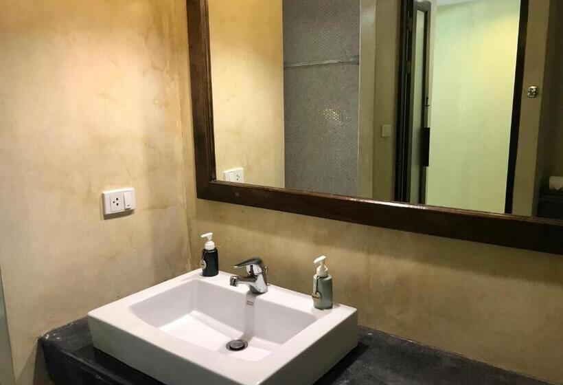 اتاق لوکس با تخت بزرگ, Ao Nang Colors Hotel   Aonang Beach