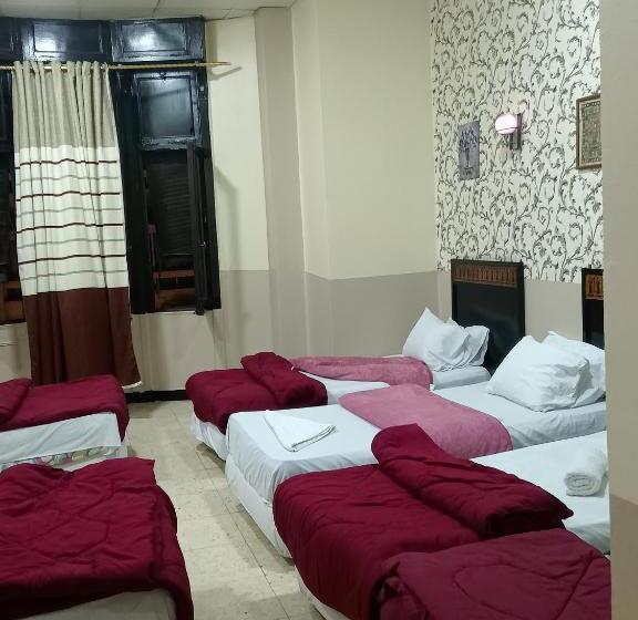 اتاق لوکس خانوادگی, One Season Hostel