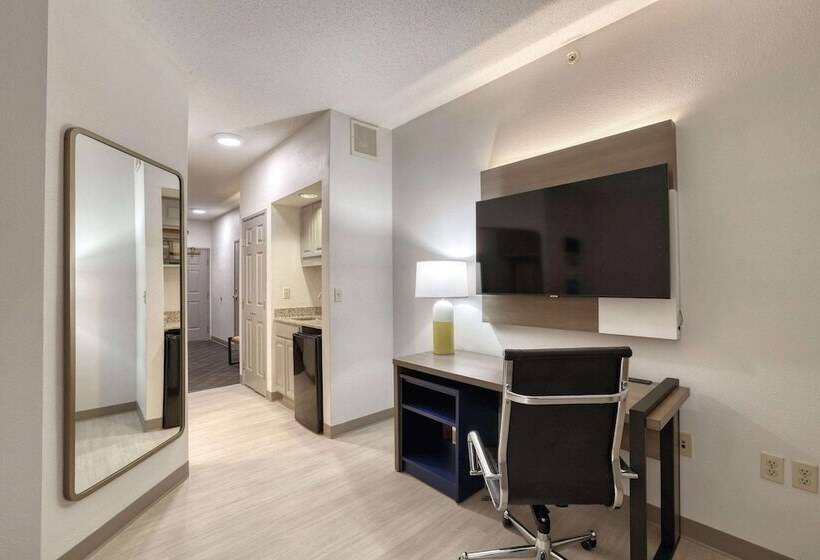 Люкс, Comfort Suites Milwaukee Airport