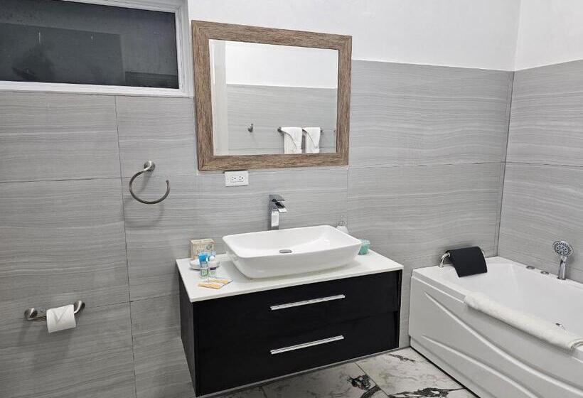 سوییت با چشم‌انداز دریا, Roots Cafe Rooms