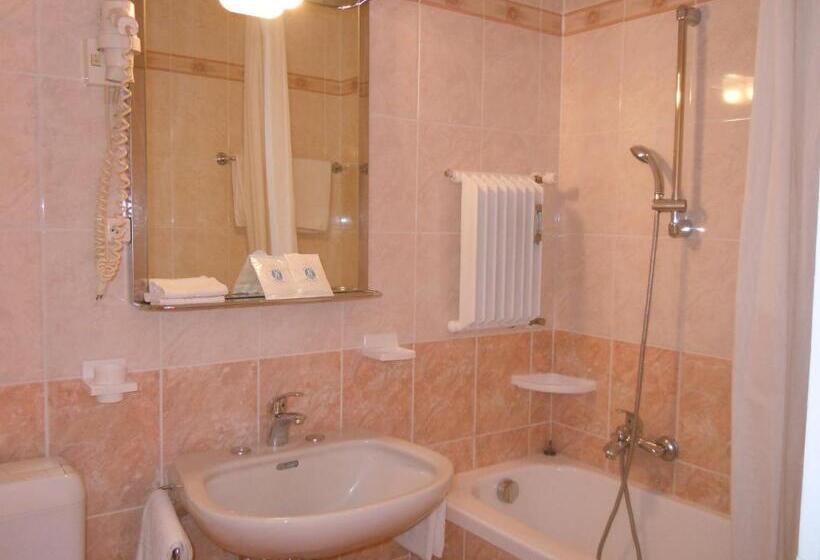 Superior room with lake view, Swiss Lodge Nassa Garni
