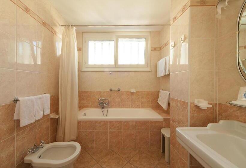 اتاق استاندارد سه نفره, Swiss Lodge Nassa Garni