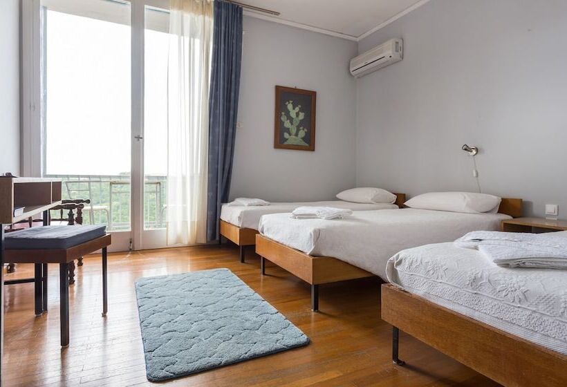 Quarto Triplo Estandar, Theoxenia