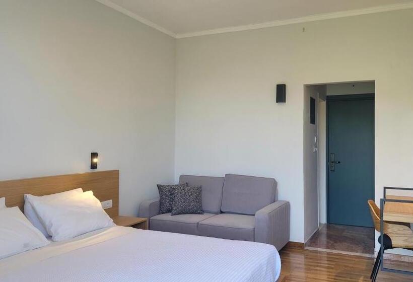 Quarto Estandar, Theoxenia