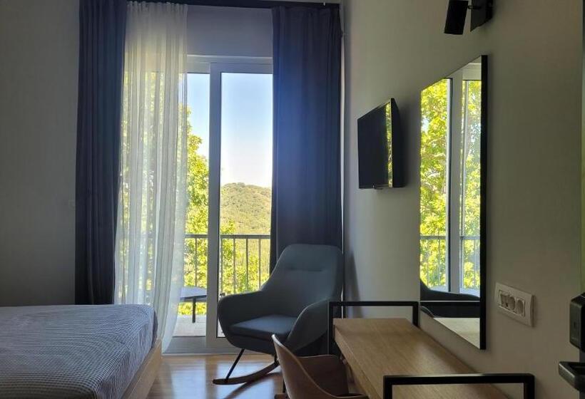 Quarto Estandar, Theoxenia