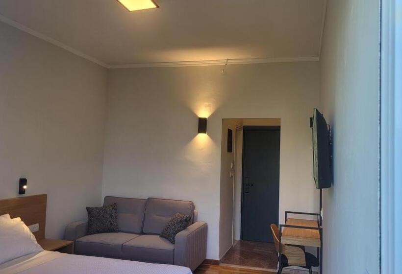 Quarto Triplo Estandar, Theoxenia