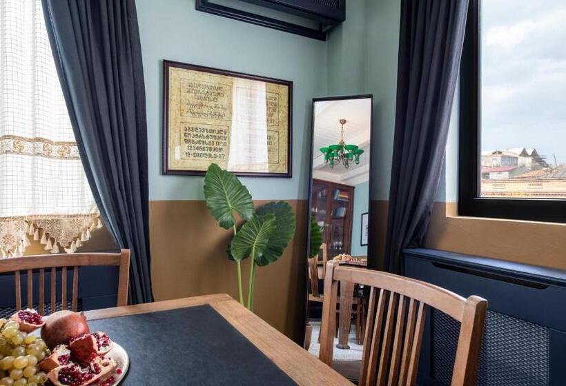 سوییت با چشم‌انداز استخر, Communal Hotel Telavi