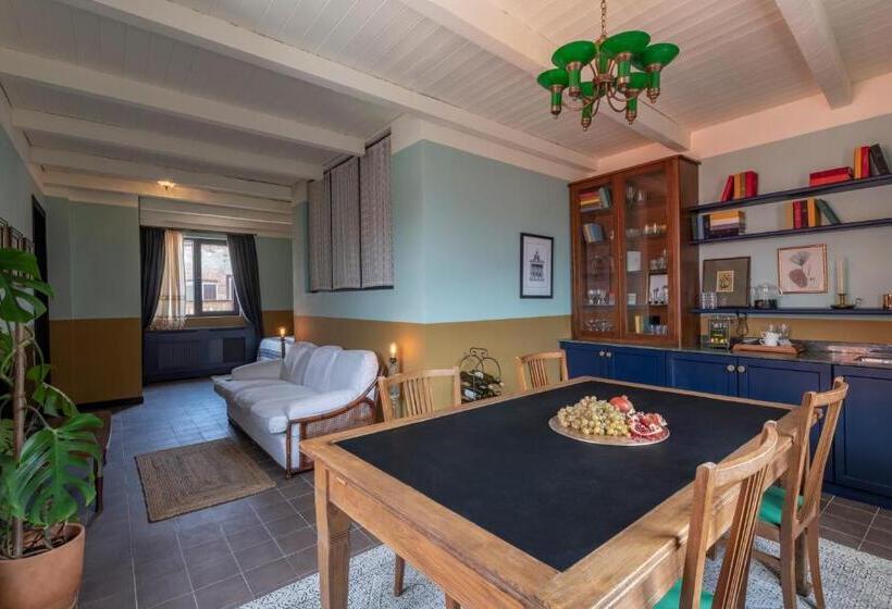 سوییت با چشم‌انداز استخر, Communal Hotel Telavi