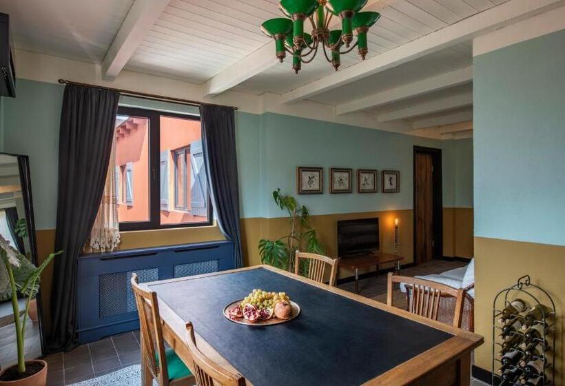 سوییت با چشم‌انداز استخر, Communal Hotel Telavi