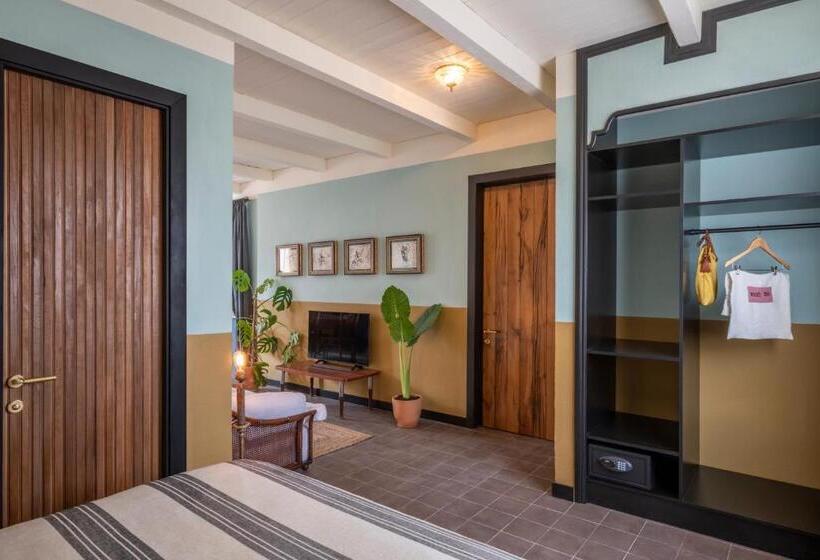 سوییت با چشم‌انداز استخر, Communal Hotel Telavi