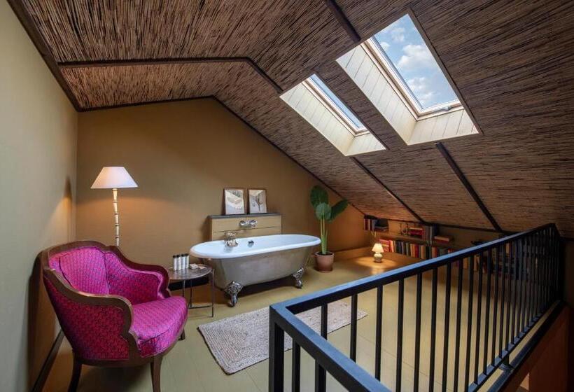 سوئیت با وان آب گرم, Communal Hotel Telavi