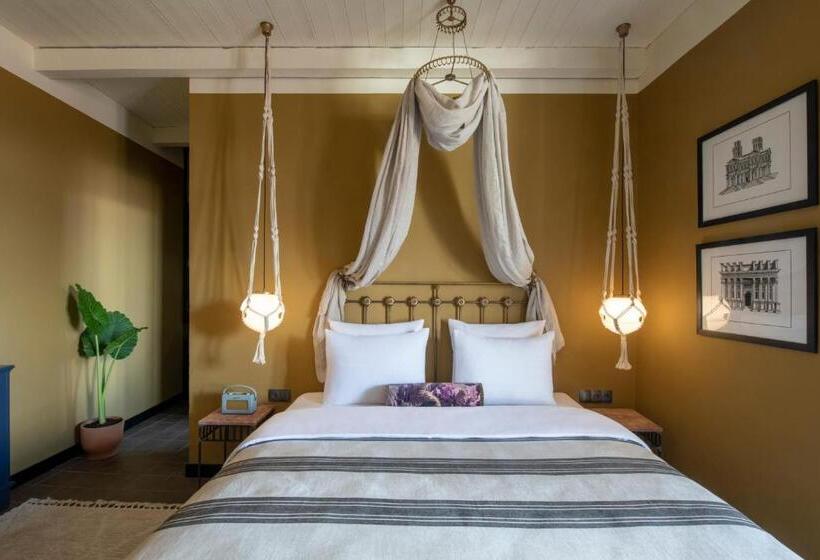سوئیت با بالکن, Communal Hotel Telavi