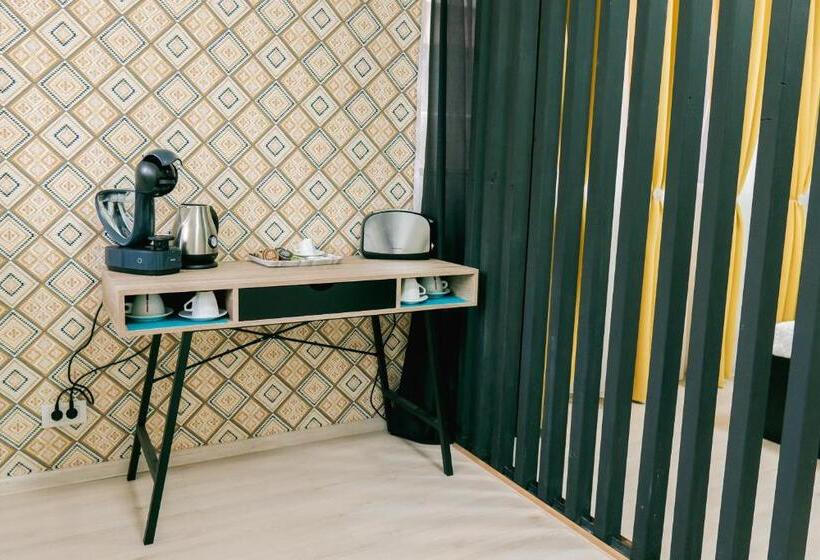 استودیوی سوپریور, Chic Studio