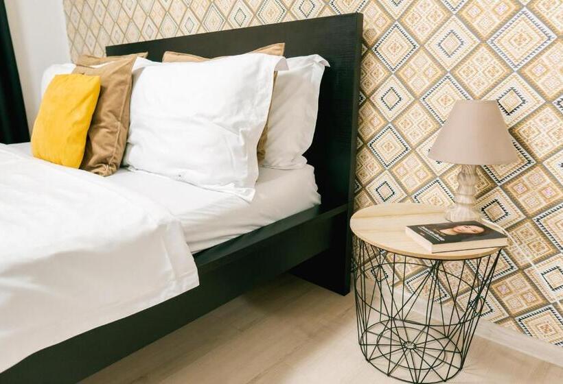 استودیوی سوپریور, Chic Studio
