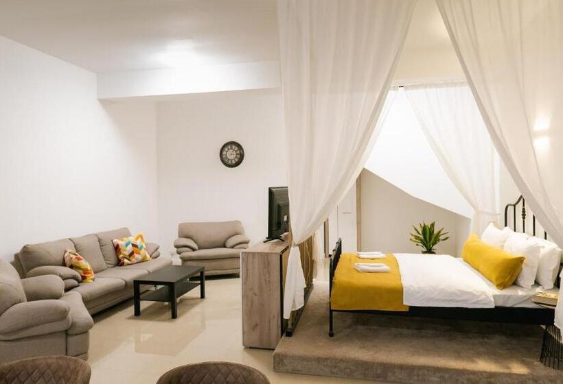 استودیو خانوادگی, Chic Studio
