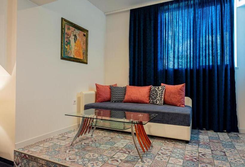 سوییت لوکس, Elegance