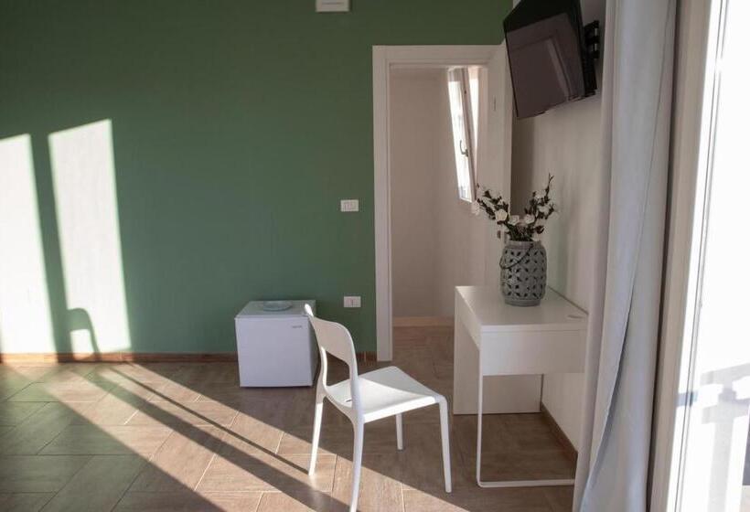 חדר לארבעה סטנדרטי עם מרפסת, Largo Sicilia B&b