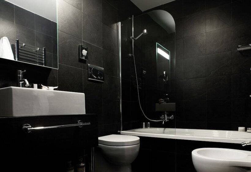 Deluxe Room, Twenty One