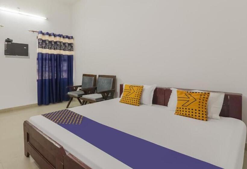 Номер Стандарт Трехместный, Spot On Sahyadri Inn