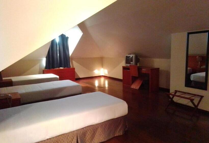 Quarto Triplo Estandar, Acez