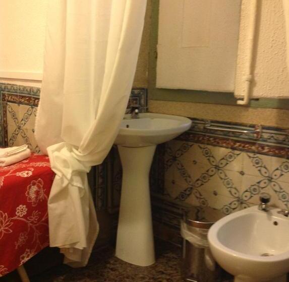 Quarto Estandar Individual Banheiro Compartilhado, New Aljubarrota Guest House
