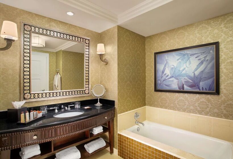 سوئیت دولوکس با چشم‌انداز, Waldorf Astoria Orlando   An Official Walt Disney World®