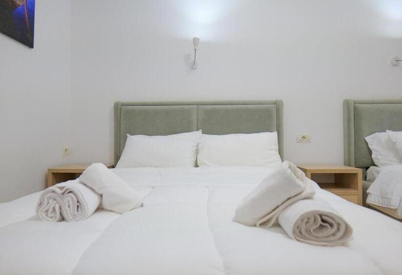 발코니가 있는 4인용 스탠다드 룸, Villa Gjika