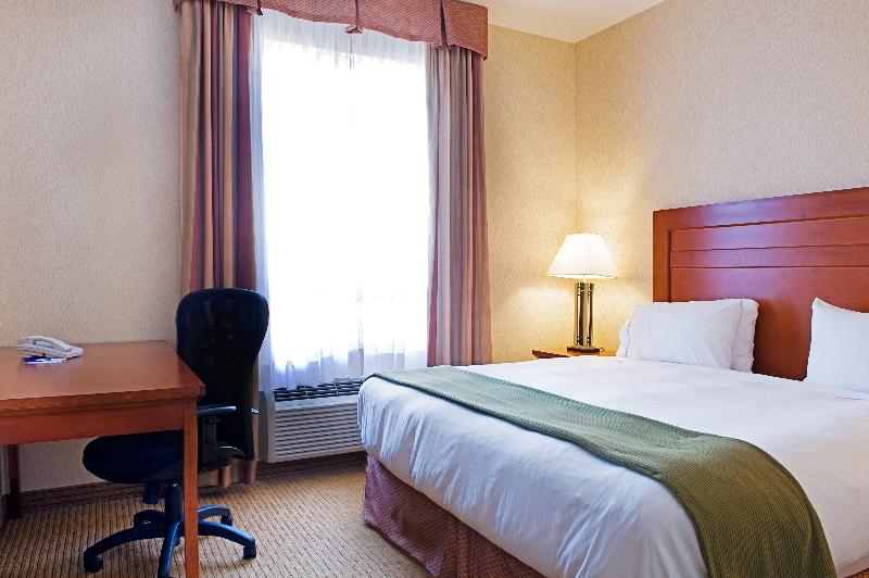 キングサイズベッドのエクゼクティブルーム, Holiday Inn Express Grande Prairie, An Ihg