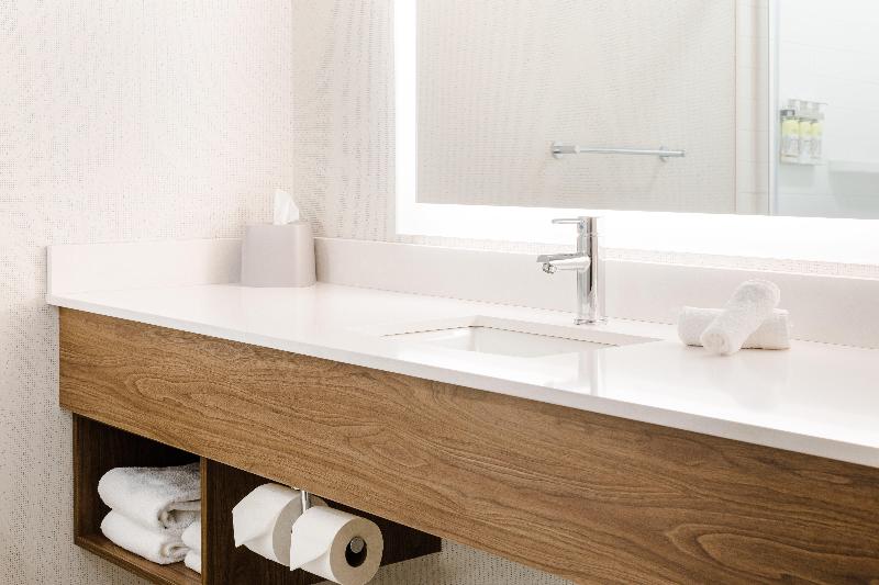 キングサイズベッドのエクゼクティブルーム, Holiday Inn Express Grande Prairie, An Ihg