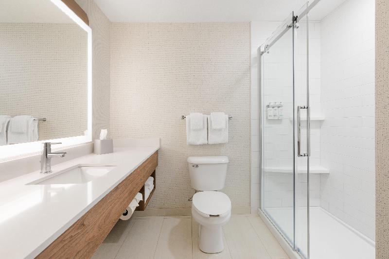 キングサイズベッドのスタンダードルーム, Holiday Inn Express Grande Prairie, An Ihg