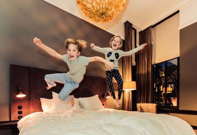 Семейный Номер, Post Plaza Hotel & Grand Café