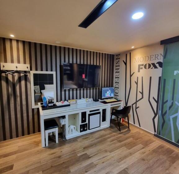 اتاق لوکس, Fox Motel