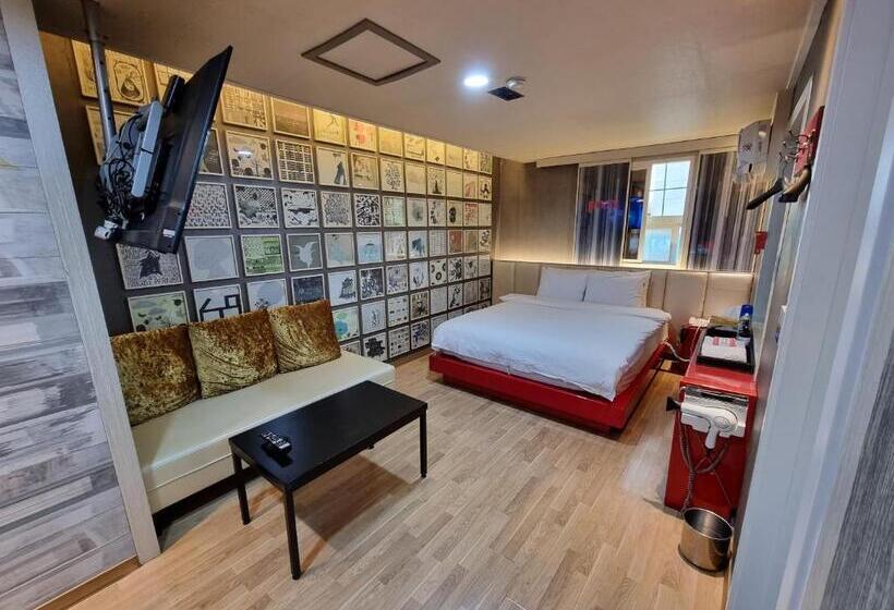 اتاق لوکس سه تخته, Fox Motel