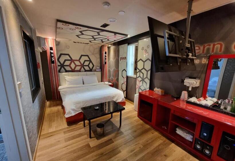 اتاق لوکس چهار تخته, Fox Motel