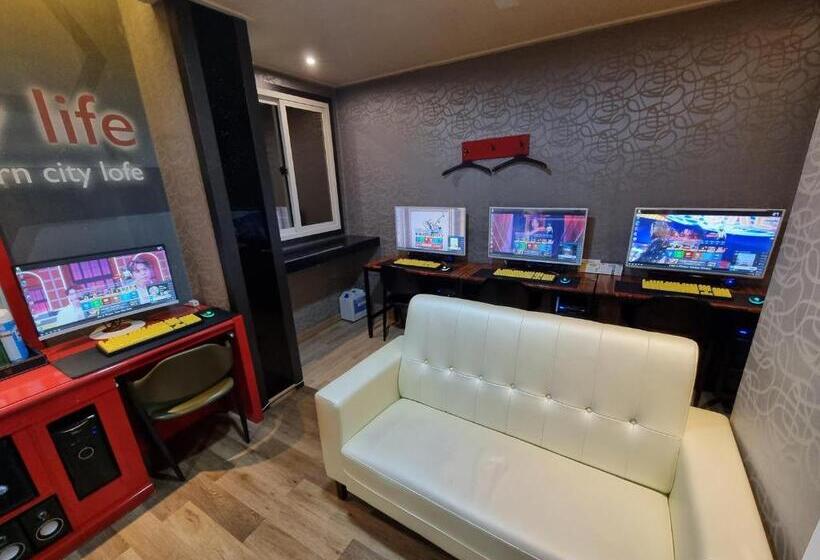 اتاق لوکس چهار تخته, Fox Motel