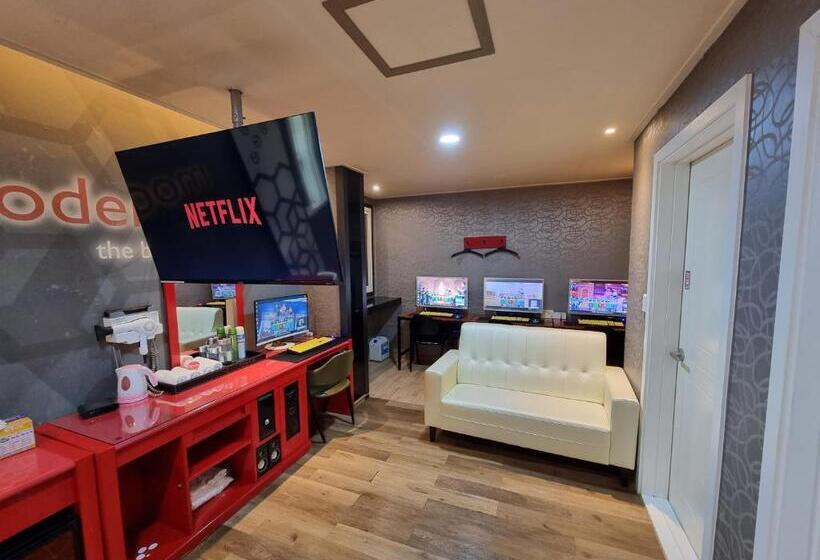 اتاق لوکس چهار تخته, Fox Motel