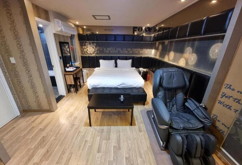 اتاق سوپریور, Fox Motel