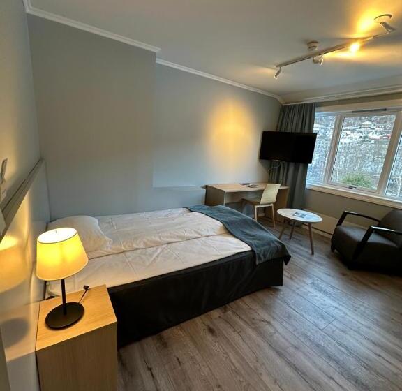 Quarto Estandar Individual, Brakanes