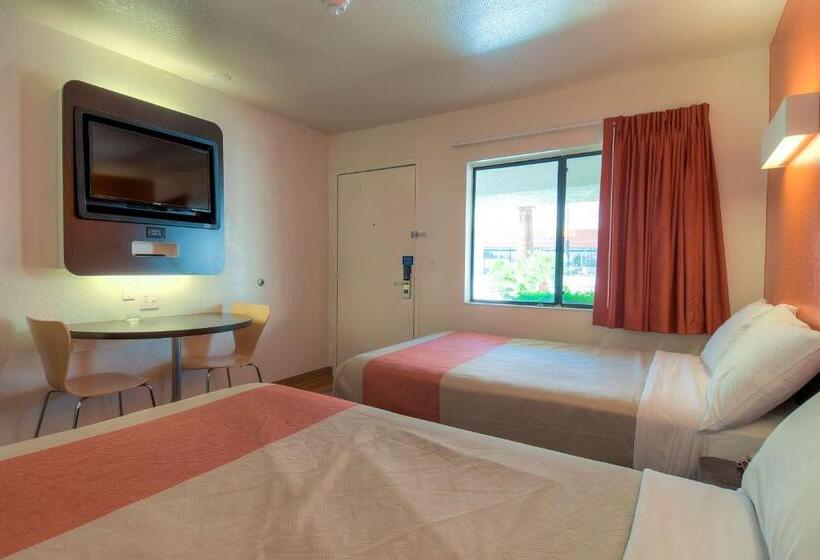 Habitación Cuádruple Estándar, Motel 6palm Springs, Ca  Downtown