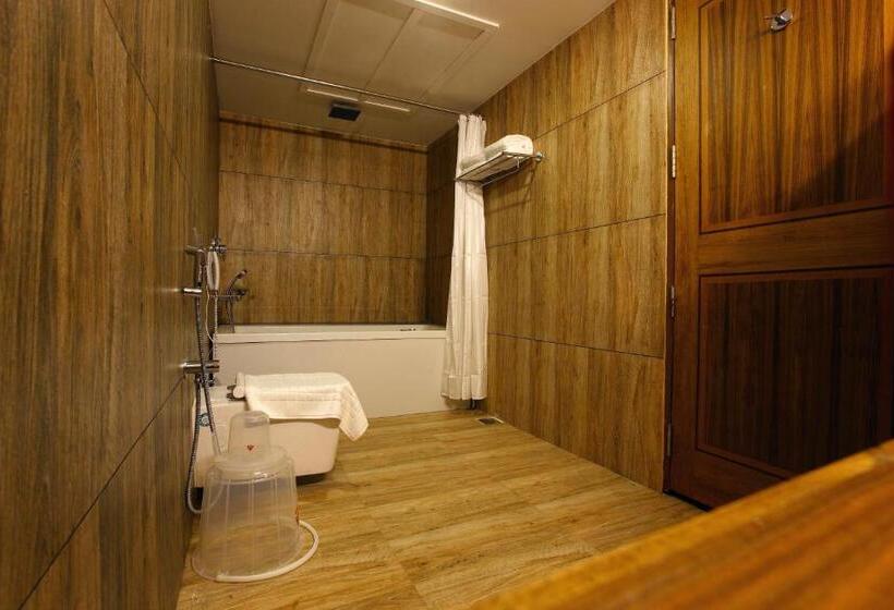 Полулюкс с Балконом, Nsk Anamthara Resort Private Limited