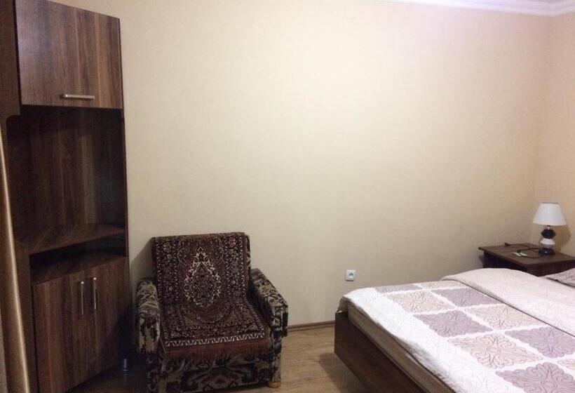 اتاق لوکس با بالکن, Mari Guest House